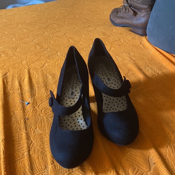 Cutsey low heel black shoes American eagle strap on side - Picture 2 of 7